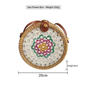 حقيبة دائرية Rattan Bag مزينة بصدف طبيعي يدوي الصنع.