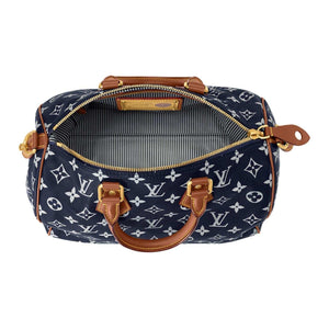 حقيبة Louis Vuitton Speedy 30 بنقشة Monogram الأيقونية باللون الأزرق.