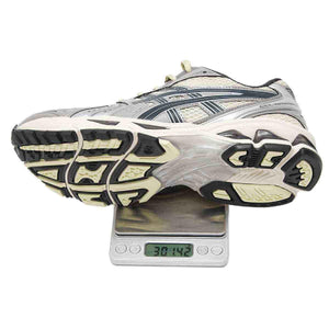 حذاء Asics Gel-Kayano 14 رياضي مريح بلون فضي وبيج.