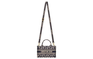 DIOR Mini حقيبة Dior Book Tote بحجم ميني
تطريز نمط ديور أوبليك الأزرق (7,5 x 13 x 21,5 سم).