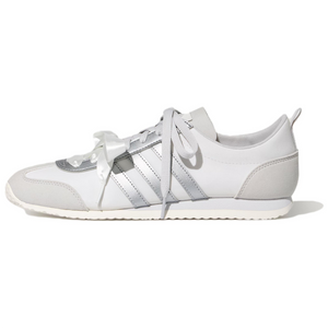 حذاء Sneakers نسائي كاجوال أبيض وفضي بأربطة Ribbon.