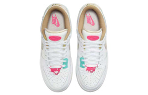 حذاء Nike Dunk Low رياضي باللون الأبيض والوردي.