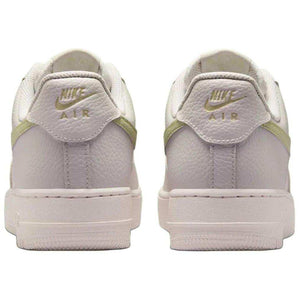 حذاء Nike Air Force 1 رياضي باللون البيج والزيتي.