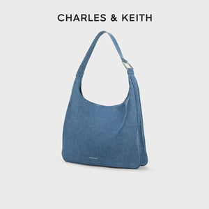 حقيبة كتف Charles & Keith بتصميم Denim عصري وعملي.