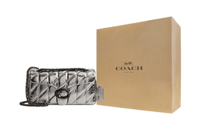 حقيبة كتف Coach مبطنة لون فضي.