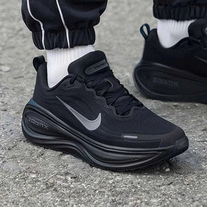 The lifestyle view showcases Nike Shoes details, combining the حذاء نايك الأصلي مع ميزات حذاء Nike Vomero Plus أسود للجري وجودة شوز نايك وتشكيلة nike schuhe.