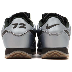 The rear view showcases Nike Shoes details, combining the حذاء نايك الأصلي مع ميزات حذاء Cortez LEATHER رمادي فضي أسود وجودة شوز نايك وتشكيلة nike schuhe.
