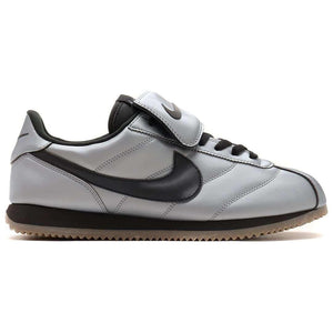 View the side profile of the حذاء نايك الأصلي featuring Nike Shoes design, representing the finest شوز نايك المميز مع حذاء Cortez LEATHER رمادي فضي أسود وتصاميم nike schuhe.