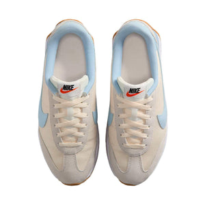 The top view highlights Nike Shoes craftsmanship, showcasing the حذاء نايك الأصلي مع حذاء رياضي أبيض بتصميم كلاسيكي مريح ضمن أفضل موديلات شوز نايك وتصاميم nike schuhe.