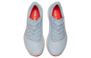 حذاء New Balance FuelCell Rebel v4 للجري بتصميم خفيف وألوان زاهية - رفعة
