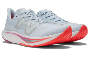 حذاء New Balance FuelCell Rebel v4 للجري بتصميم خفيف وألوان زاهية - رفعة