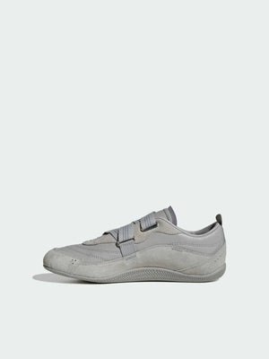 حذاء نسائي عصري من أديداس adidas.