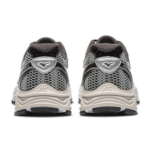 حذاء رياضي Mizuno Racer S بتصميم فضي مميز.