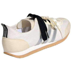 حذاء Sneakers أبيض كلاسيكي بأربطة Satin وخطوط فضية.