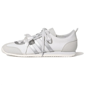 حذاء Sneakers نسائي كاجوال أبيض وفضي بأربطة Ribbon.
