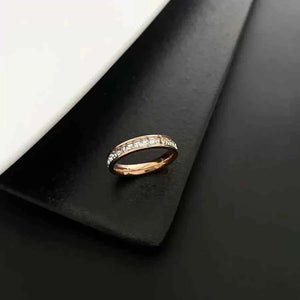 خاتم نسائي Luxury Rose Gold مرصع بفصوص الزيركون الأنيقة.