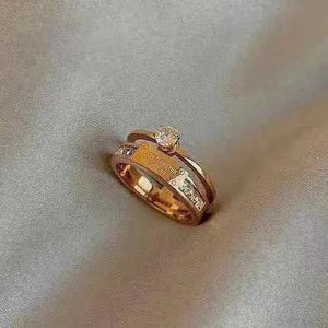 خاتم نسائي Luxury Rose Gold مرصع بفصوص الزيركون الأنيقة.