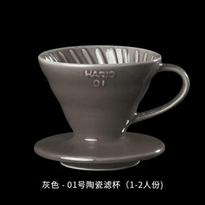 مجموعة ألوان مختلفة من قمع V60 السيراميك مرصوفة معا