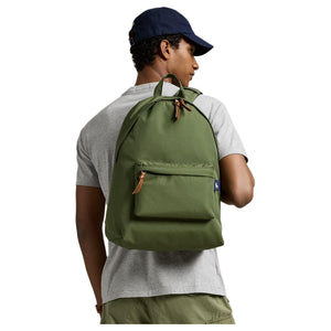 A man wearing an authentic Polo Ralph Lauren olive green backpack, perfect for back-to-school style and casual outfits.
رجل يرتدي حقيبة ظهر Polo Ralph Lauren أصلية باللون الأخضر الزيتوني، مثالية لأسلوب العودة للمدرسة والإطلالات اليومية.