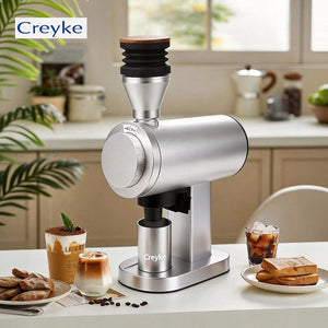 مطحنة قهوة Creyke DF83V باللون الفضي في المطبخ مع مشروبات قهوة