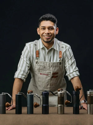 مطحنة قهوة يدوية 1Zpresso K-Ultra بألوان متعددة على طاولة