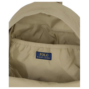 Open interior view of an authentic beige Ralph Lauren school backpack displaying internal pocket and original brand label.
عرض داخلي مفتوح لحقيبة ظهر مدرسة رالف لورين أصلية باللون البيج يوضح الجيب الداخلي وعلامة الماركة الأصلية.