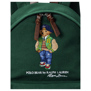 Detailed close-up of the signature embroidered Polo Bear wearing a varsity jacket on an authentic green Ralph Lauren backpack with brown leather zipper straps.
لقطة قريبة مكبرة لتطريز دب بولو الشهير بوهج سترة الستريت وير على حقيبة ظهر رالف لورين أصلية باللون الأخضر مع أشرطة سحاب جلدية بنية.