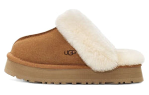 شباشب منزلية بشعار UGG من الجانب