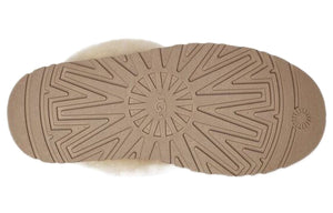 نعل شباشب UGG من الأسفل يظهر نمط النعل المانع للانزلاق