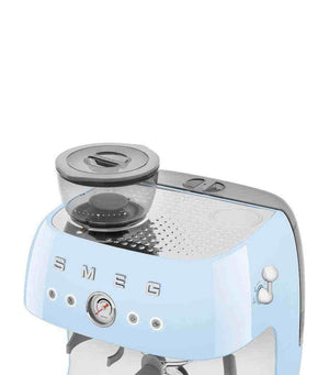 هوبر المطحنة العلوي لـ صانعة قهوة Smeg باللون الأزرق السماوي top hopper view.