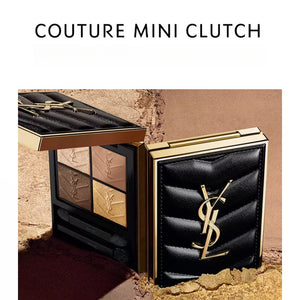 باليت ظلال عيون بشعار YSL من زاوية مائلة بدرجات لامعة محايدة على خلفية رملية