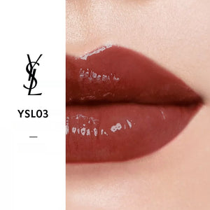شفاه بدرجة بنية مائلة إلى الأحمر من احمر شفاه لامع بشعار YSL