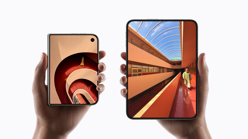 ايفون ديو iPhone Duo مطوي ومفتوح بيدين، أول ايفون قابل للطي