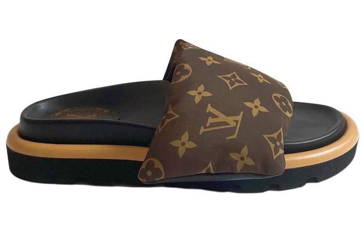 سليبر Louis Vuitton Pool Pillow بنقشة Monogram ولون بني.