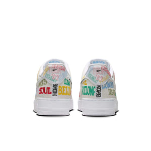 حذاء Nike Air Force 1 Low أبيض بتطريز ملون لمدن العالم.