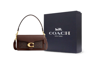 حقيبة كتف Coach Tabby جلد ونقشة Signature بلون بني داكن.