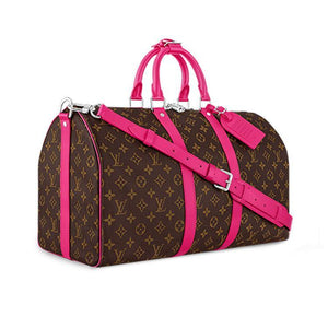 حقيبة سفر Louis Vuitton Keepall بتفاصيل باللون الوردي.