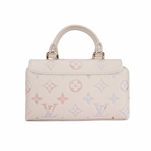 حقيبة Louis Vuitton Monogram بألوان باستيل متدرجة.