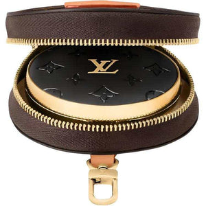 ميدالية Louis Vuitton دائرية بنقشة Monogram الأيقونية.