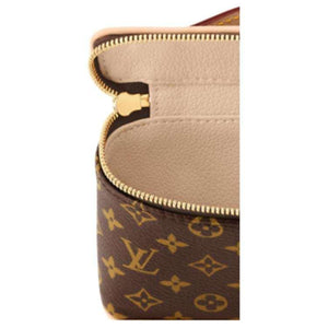حقيبة مكياج Louis Vuitton Vanity Case بنقشة Monogram الأيقونية.