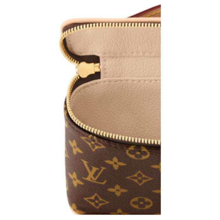 حقيبة مكياج Louis Vuitton Vanity Case بنقشة Monogram الأيقونية.