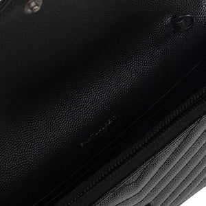 حقيبة Saint Laurent Monogram جلد أسود مع سلسلة سوداء.