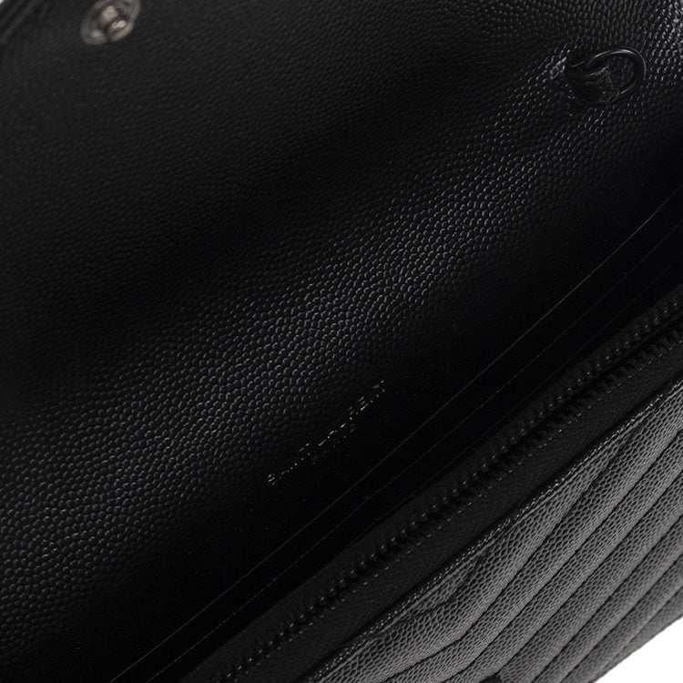 حقيبة Saint Laurent Monogram جلد أسود مع سلسلة سوداء.