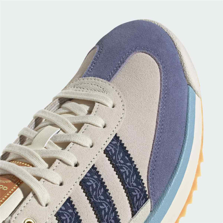 Adidas Clover casual sneaker in blue and beige with Boost cushioning and durable sole.