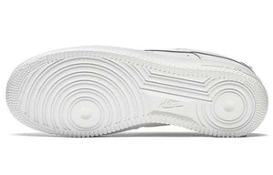 حذاء Nike Air Force 1 أبيض كلاسيكي مريح.