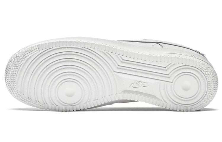 حذاء Nike Air Force 1 أبيض كلاسيكي مريح.