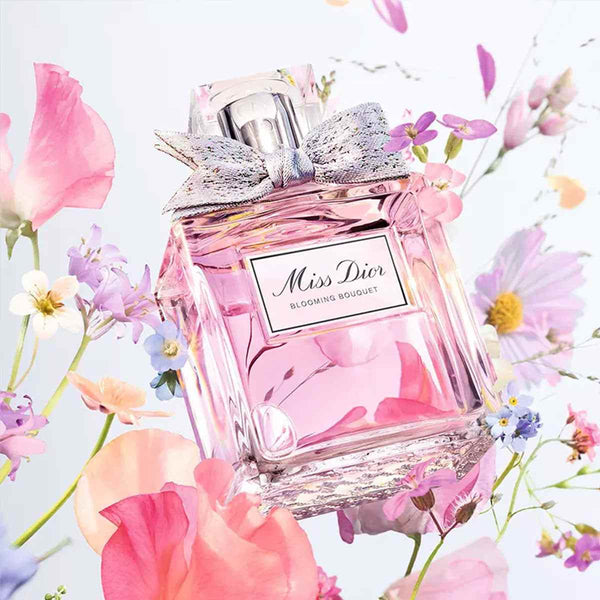 عطر زهري منعش للسيدات من ديور مع عبوة وردية محاطة بالزهور.