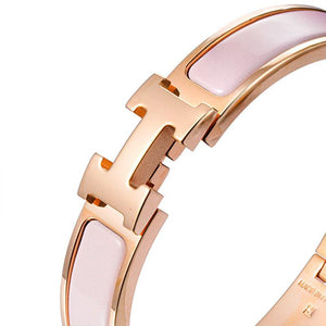 سوار H Bracelet أنيق بلون Rose Gold ووردي.