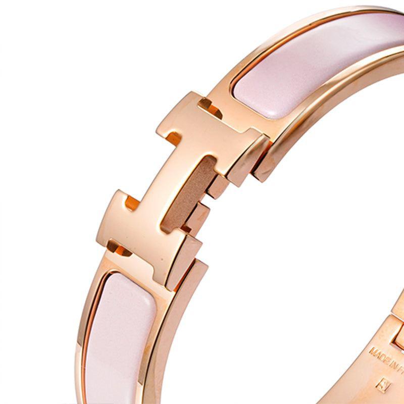 سوار H Bracelet أنيق بلون Rose Gold ووردي.