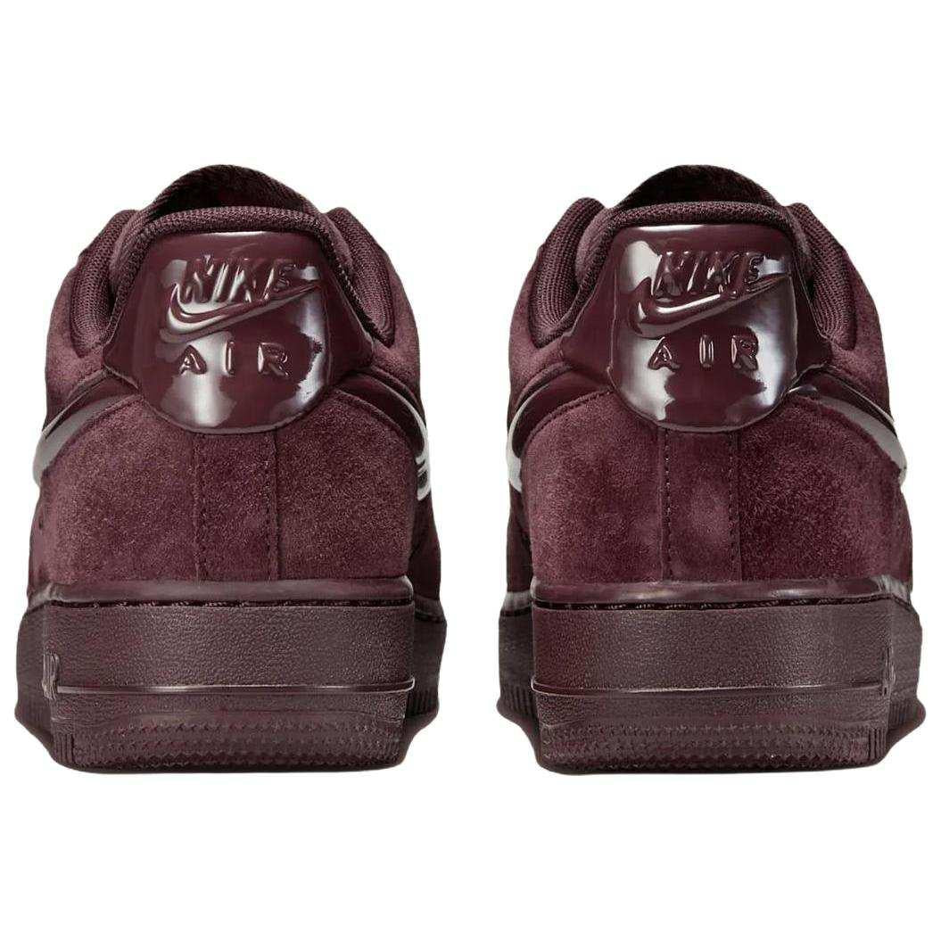 حذاء Nike Air Force 1 شامواه بلون عنابي فاخر.